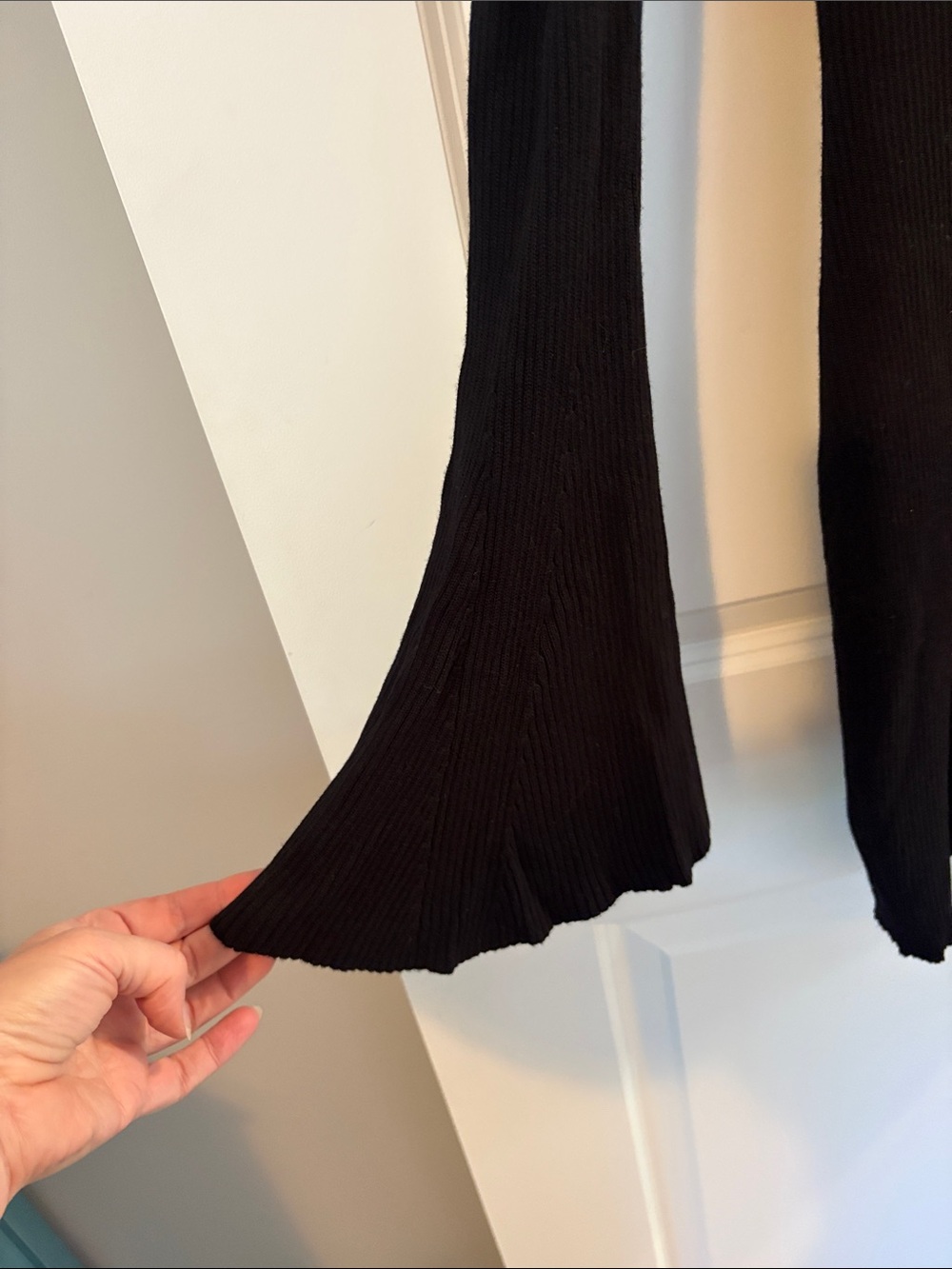 LU*NYC Black Ribbed Cold-Shoulder V-Neck Long Sleeve knit Dress flare sleeve - Picture 4 of 6